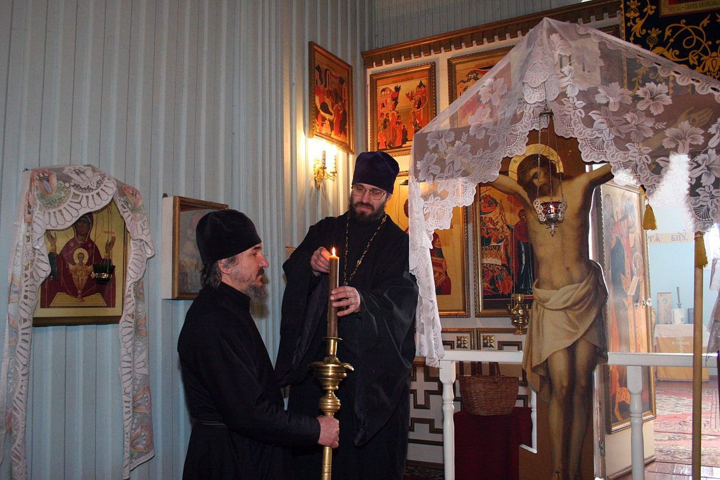 Valga Vladimiri Jumalaema Ikooni kiriku preester Jacob Metsalu (paremal) ja diakon-õpetaja Viktor Ivanajev. Natukese aja eest on lõppenud pühapäevahommikune liturgia.