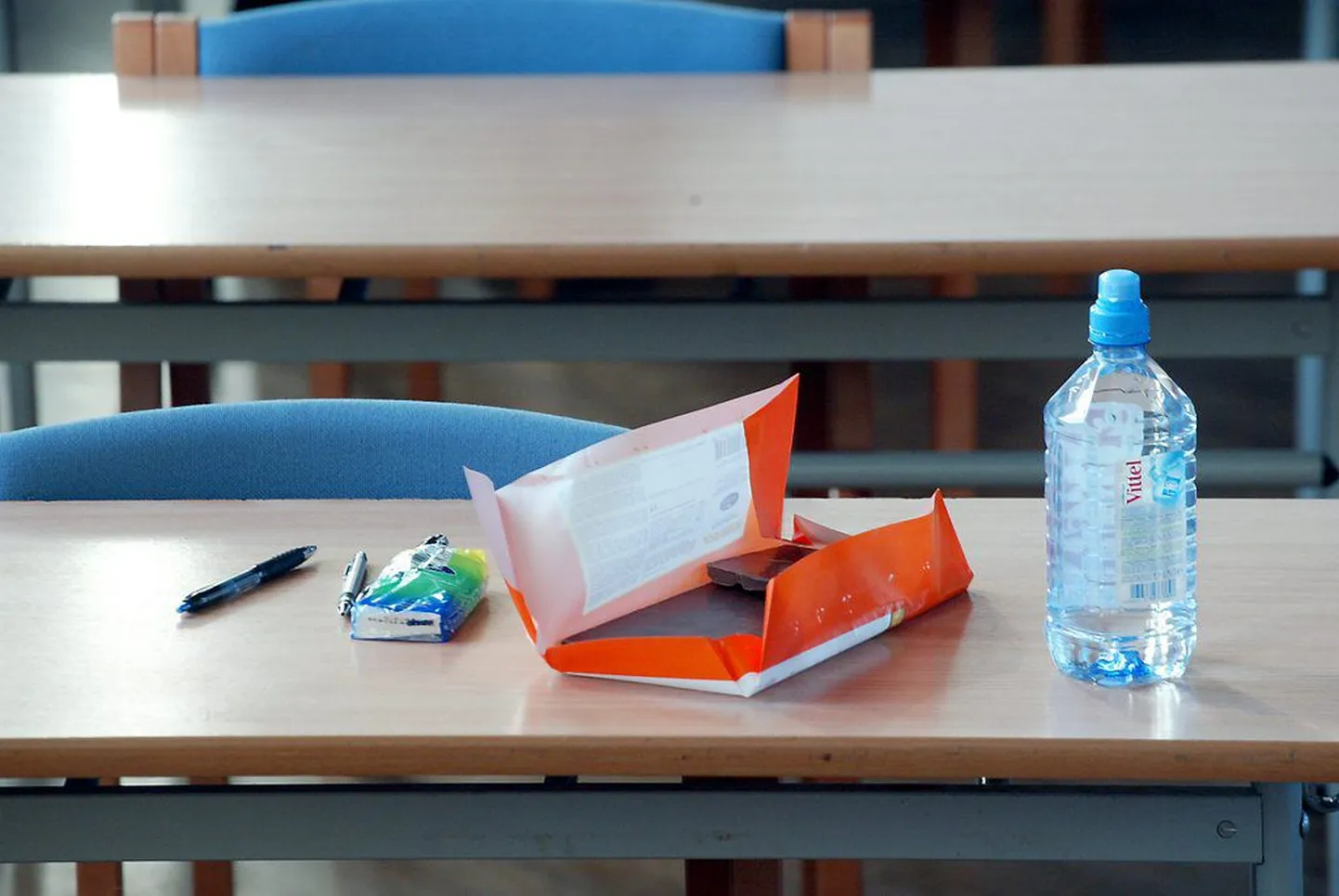 Osa eksamivarustusest: pastakas, toidumoon ja joogipoolis..