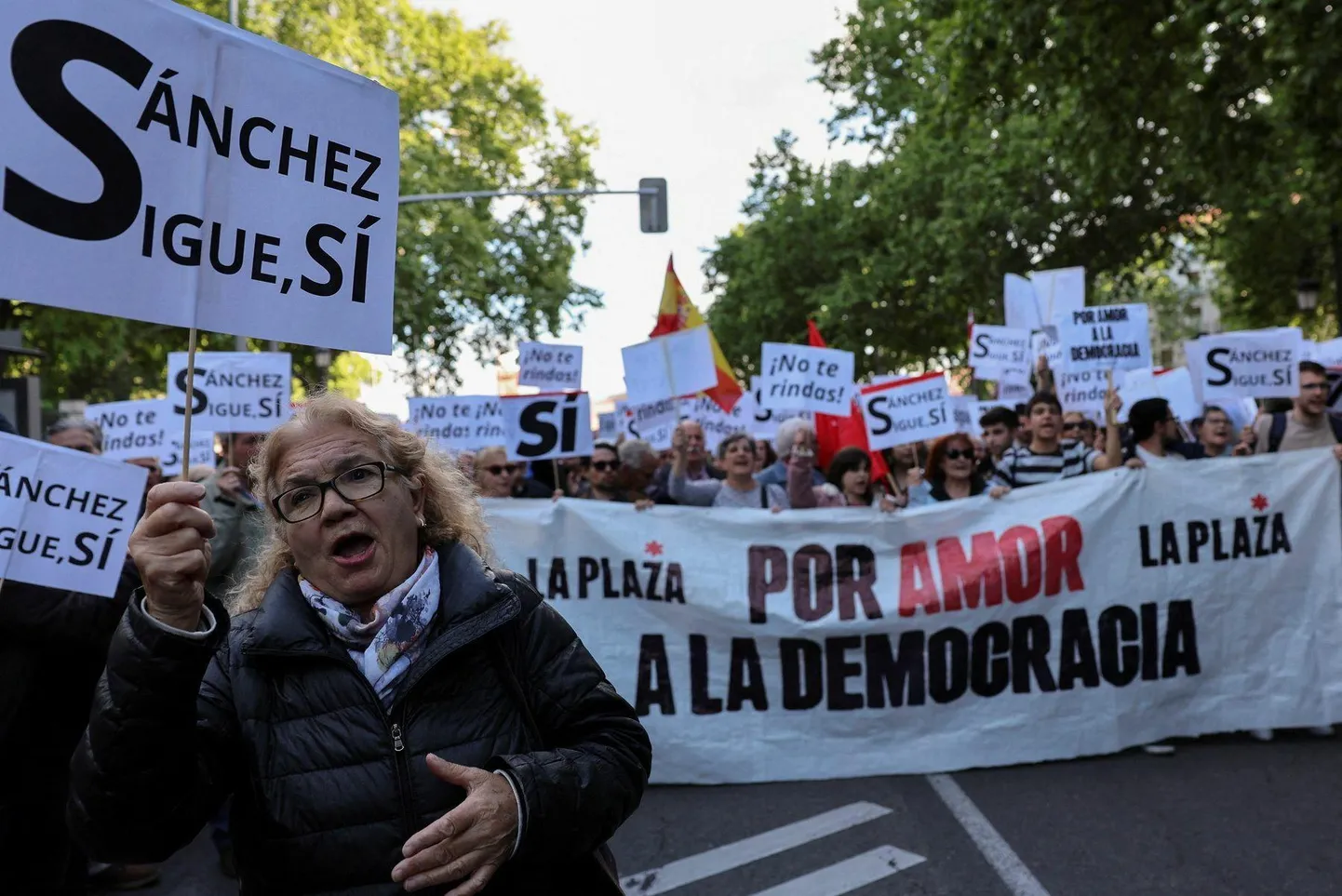 Inimesed pühapäeval Madridi tänaval ärgitamas sotsialistist peaministrit Pedro Sánchezest ametis jätkama.
