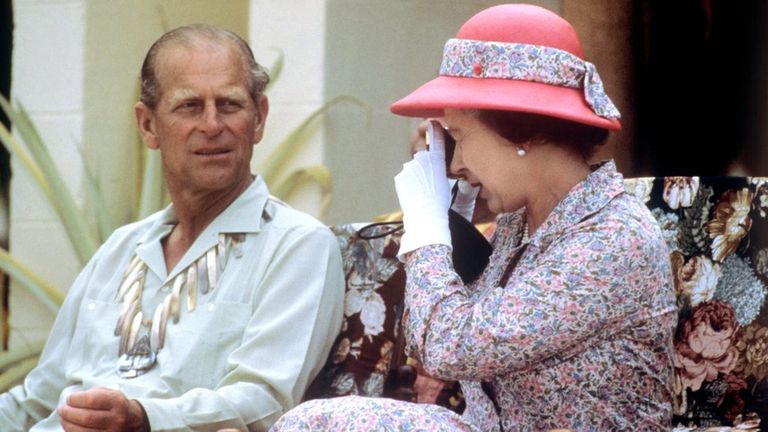 Королева и герцог Эдинбургский фотографируются во время визита на остров Тувалу.