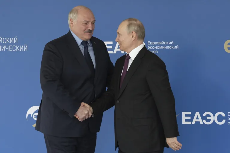 Александр Лукашенко и Владимир Путин на Евразийском экономическом форуме. 24 мая 2023.