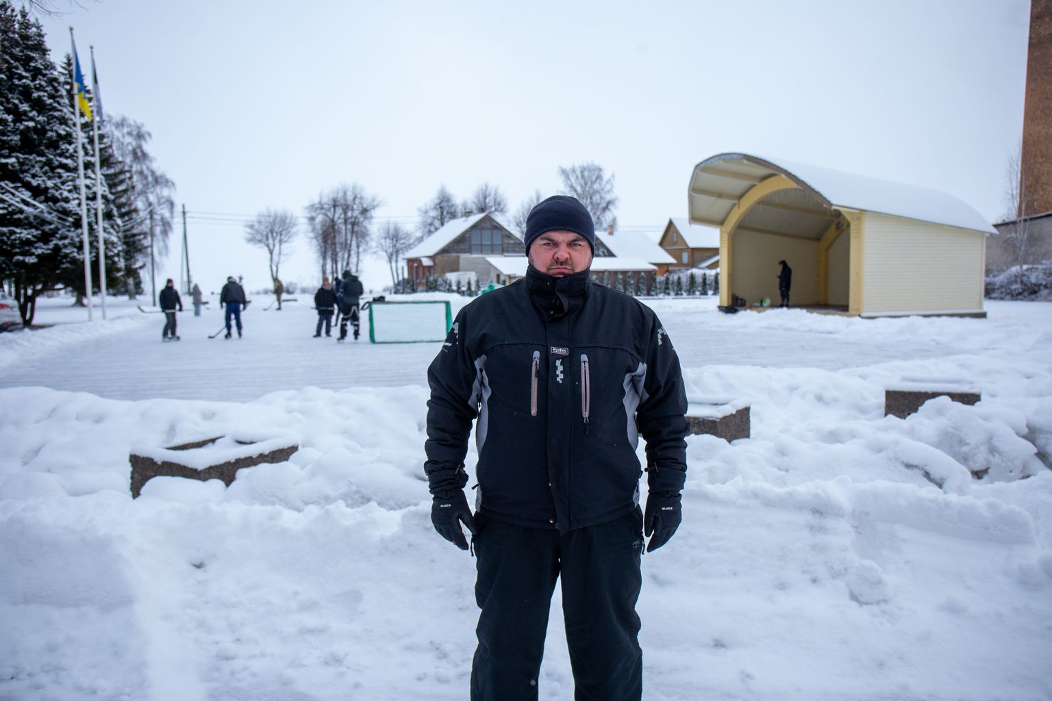 Kallaste elanik ja volikogu liige Sergei Mölder on kohalikele lastele uisuplatsi meisterdanud juba viis aastat.