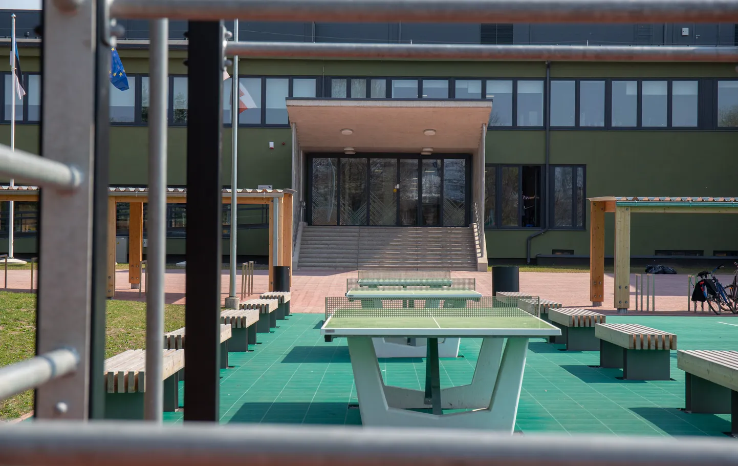 Pildil Tartu Raatuse Kooli spordiväljak ja staadion.
