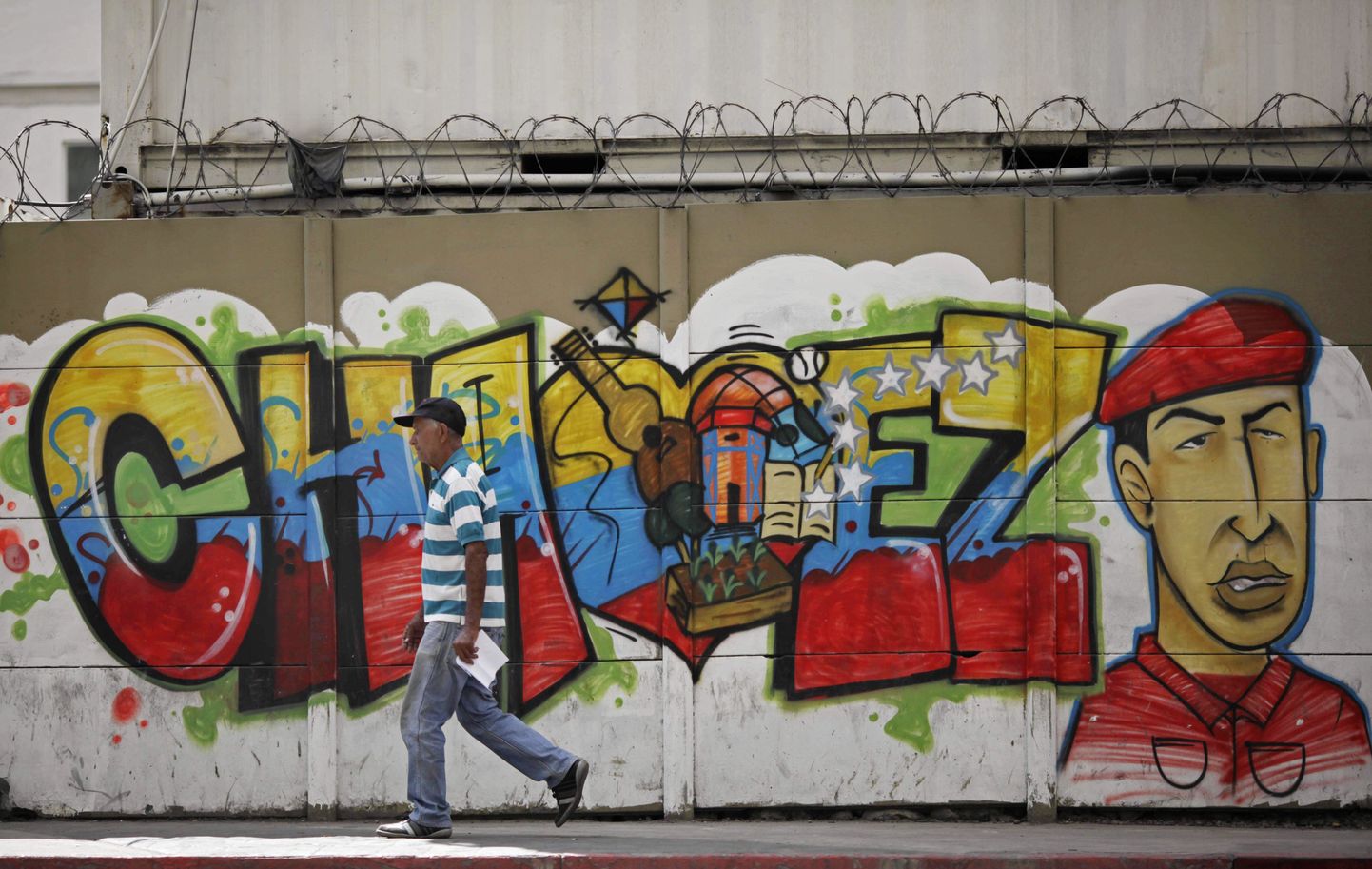 Hugo Chaveze pilt ja nimi müüril Venezuela pealinnas Caracases.
