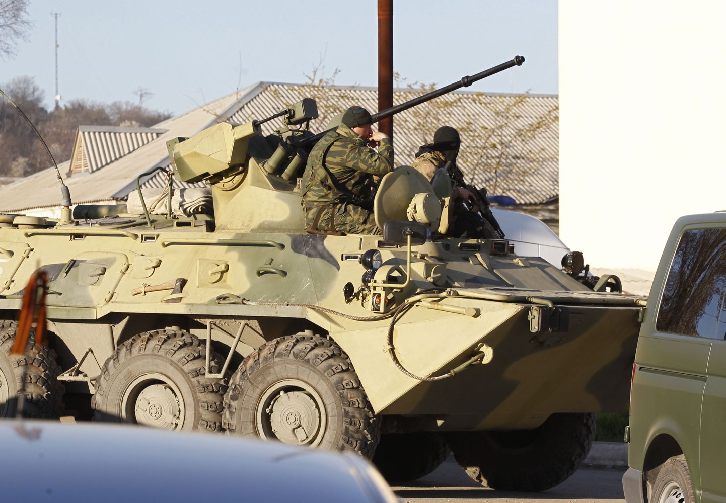 Relvastatud Vene väed täna Krimmis Belbeki õhuväebaasi ees.
