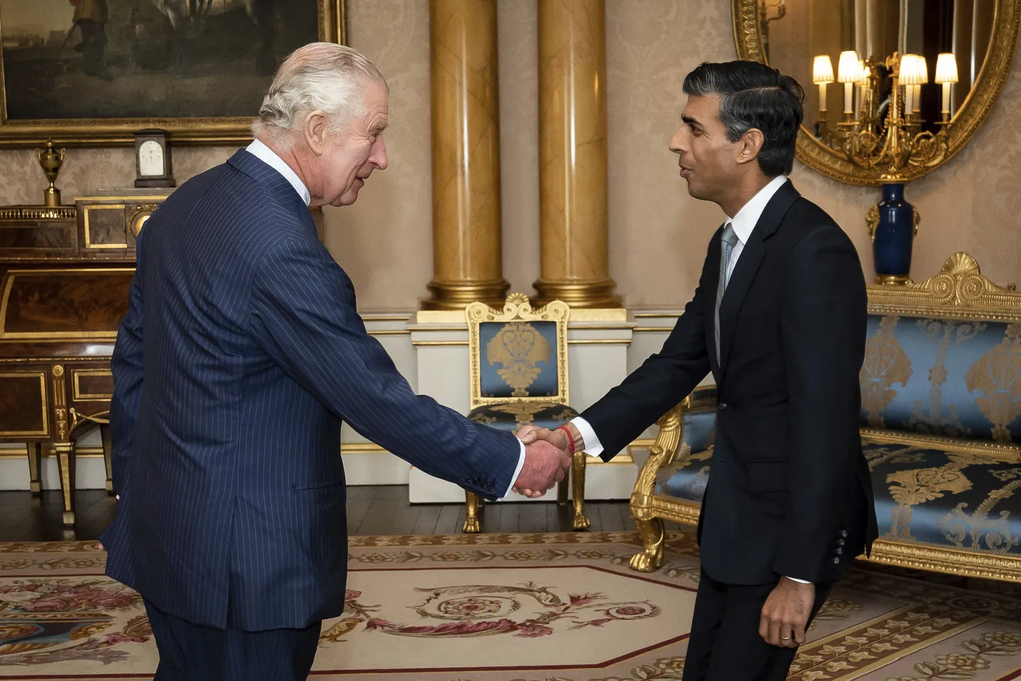 Charles III ja  Rishi Sunak.