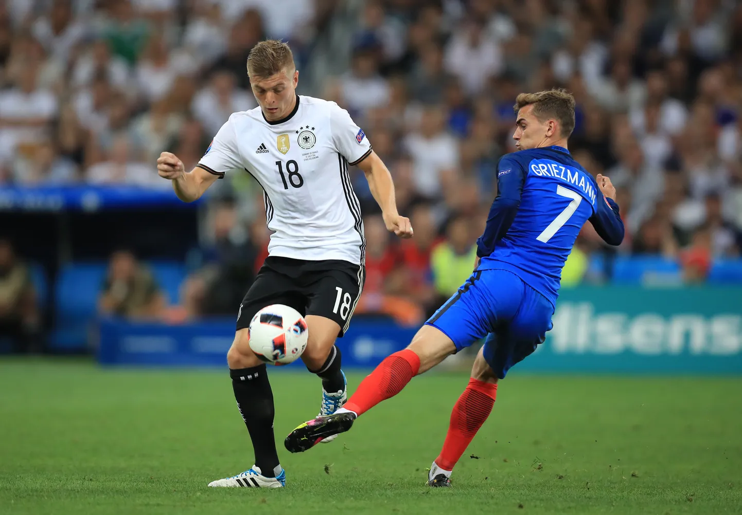 26-aastane sakslane Toni Kroos (vasakul) ja 25-aastane prantslane Antoine Griezmann peaksid enda koondistega tipus püsima ka järgmisel suurturniiridel.
