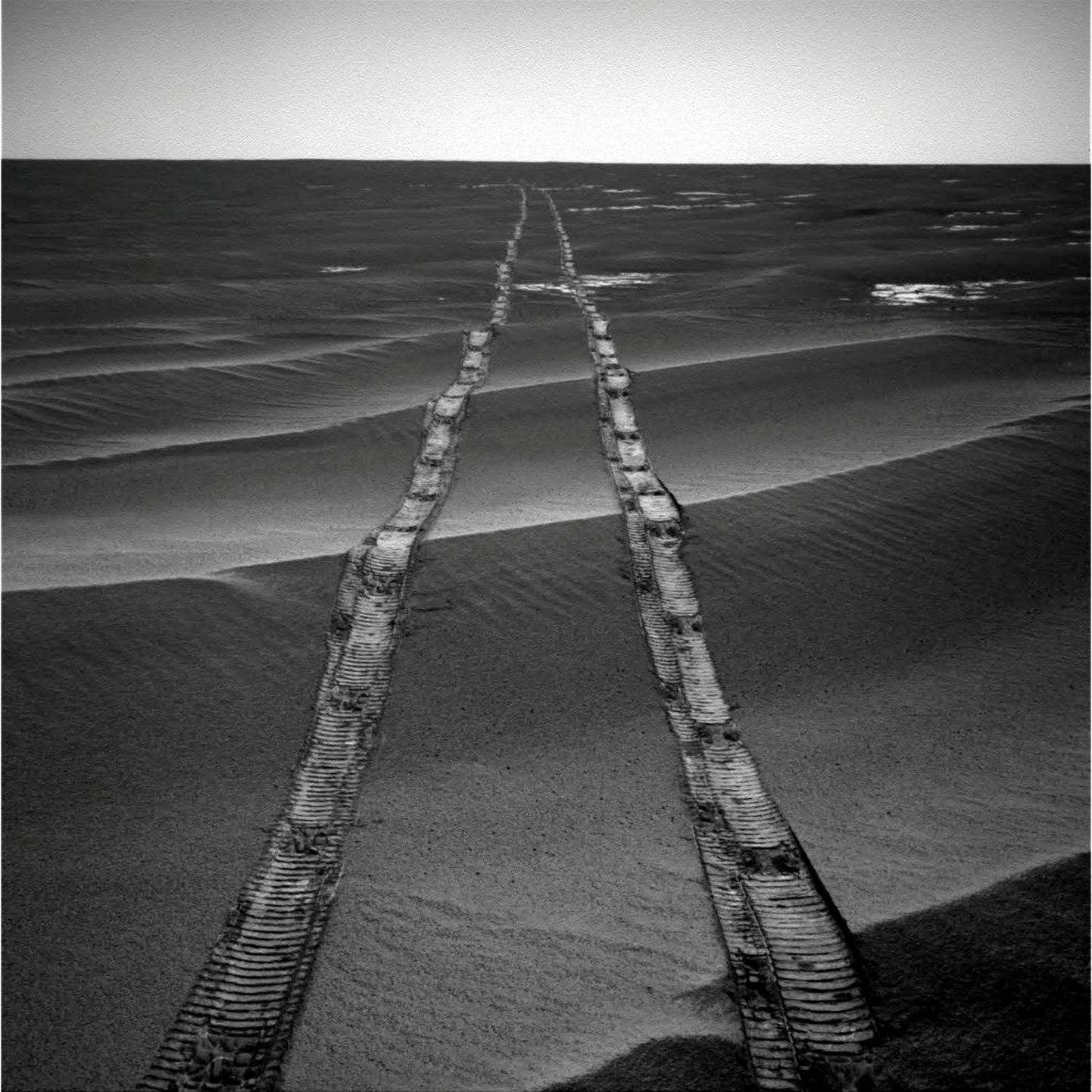 Marsa izpētes robota "Opportunity" atstātās pēdas.