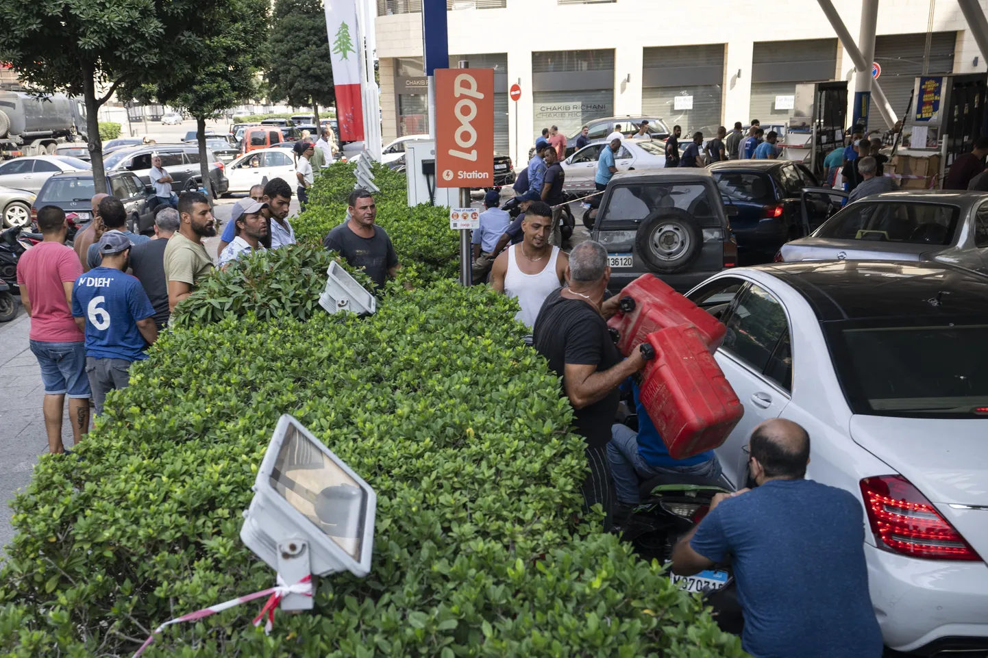 Automašīnu rinda degvielas uzpildes stacijā Beirūtā, Libānā