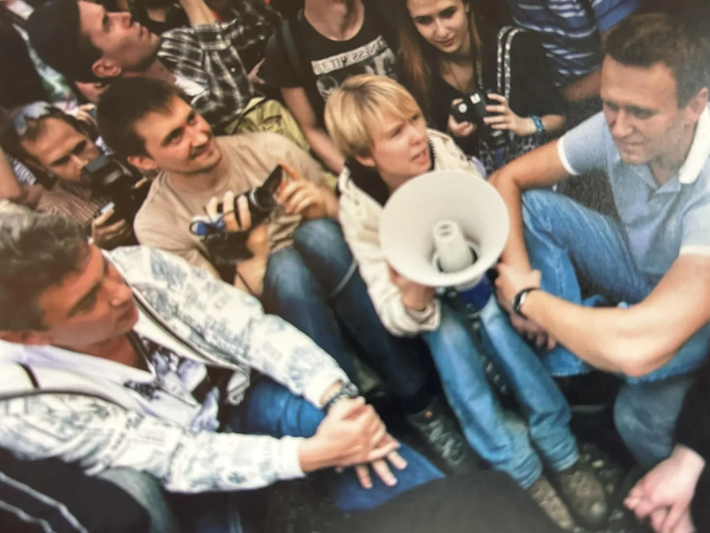 Евгения Чирикова на акции протеста в Москве 6 мая 2012 года, когда полиция устроила массовые избиения собравшихся на марш против Путина. После этого было возбуждено так называемое "Болотное дело". Слева - Борис Немцов, которого убьют около Кремля через три года. Справа - Алексей Навальный, которого убили в российской тюрьме 16 февраля 2024 года.