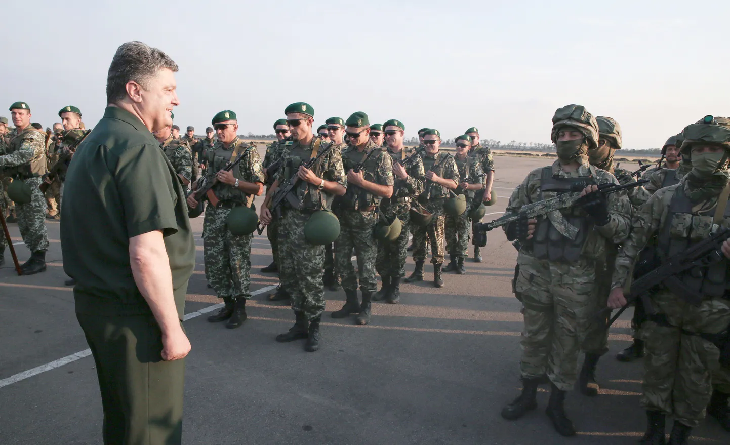 Petro Porošenko sadamalinnas Mariupolis Ukraina sõdureid külastamas. Linna venemeelsete vägede kätte langemine avaks maismatee Venemaa ja annekteeritud Krimmi vahel.
