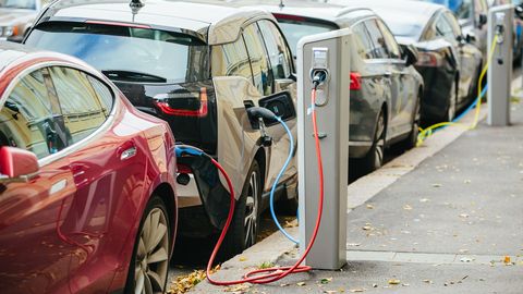 SEB: малое количество станций для зарядки тормозит продажи электромобилей в Эстонии