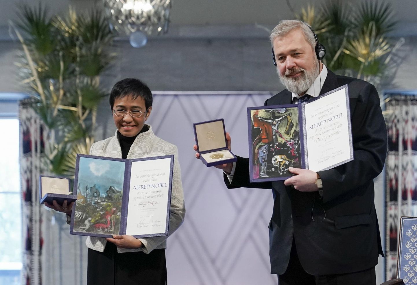 Nobeli rahupreemia 2021 laureaadid Maria Angelita Ressa (vasakul) ja Dmitri Muratov preemia üleandmise tseremoonial 10. detsembril 2021 Oslos.