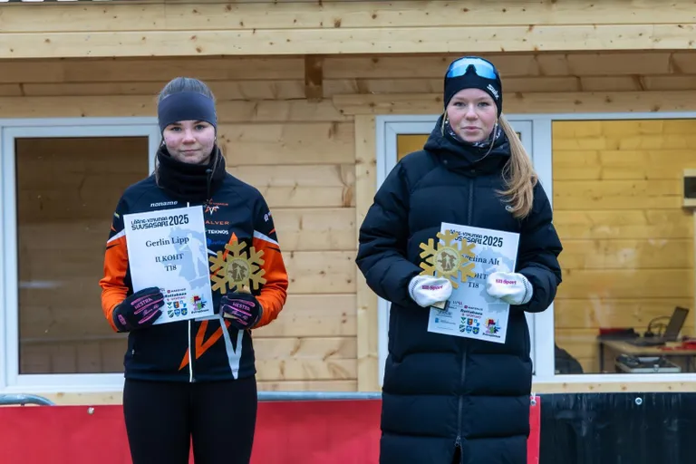KF Suusaklubi neiud autasustamisel.