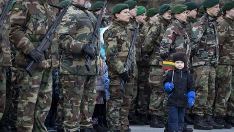 Lietuvā pieaudzis brīvprātīgi dienestā iesaistījušos jauniešu skaits