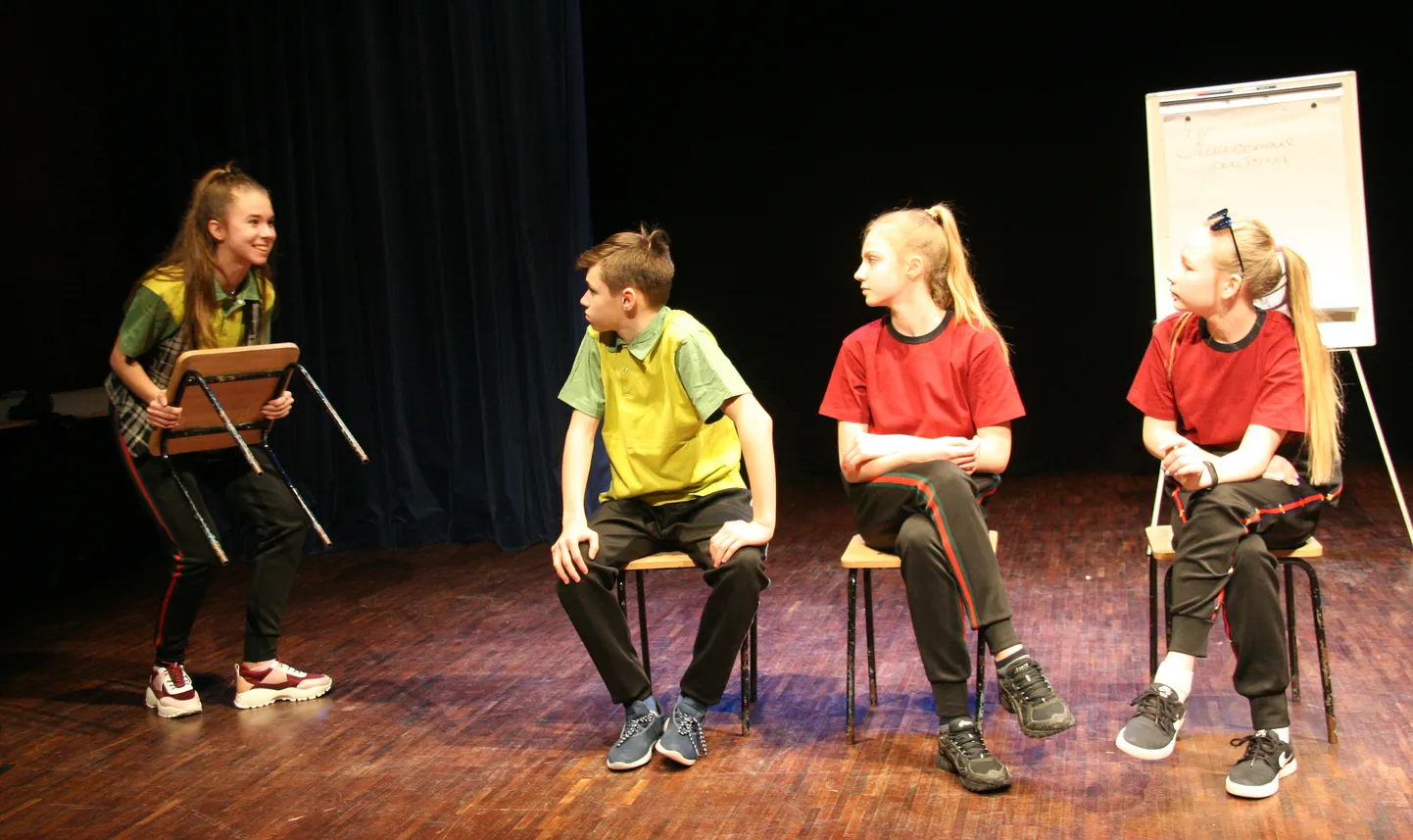 Спектакль "Неопознанные пришлендры" в исполнении артистов силламяэской Ваналиннаской школы в прошлом году заслужил высшую награду среди 5-9-х классов.