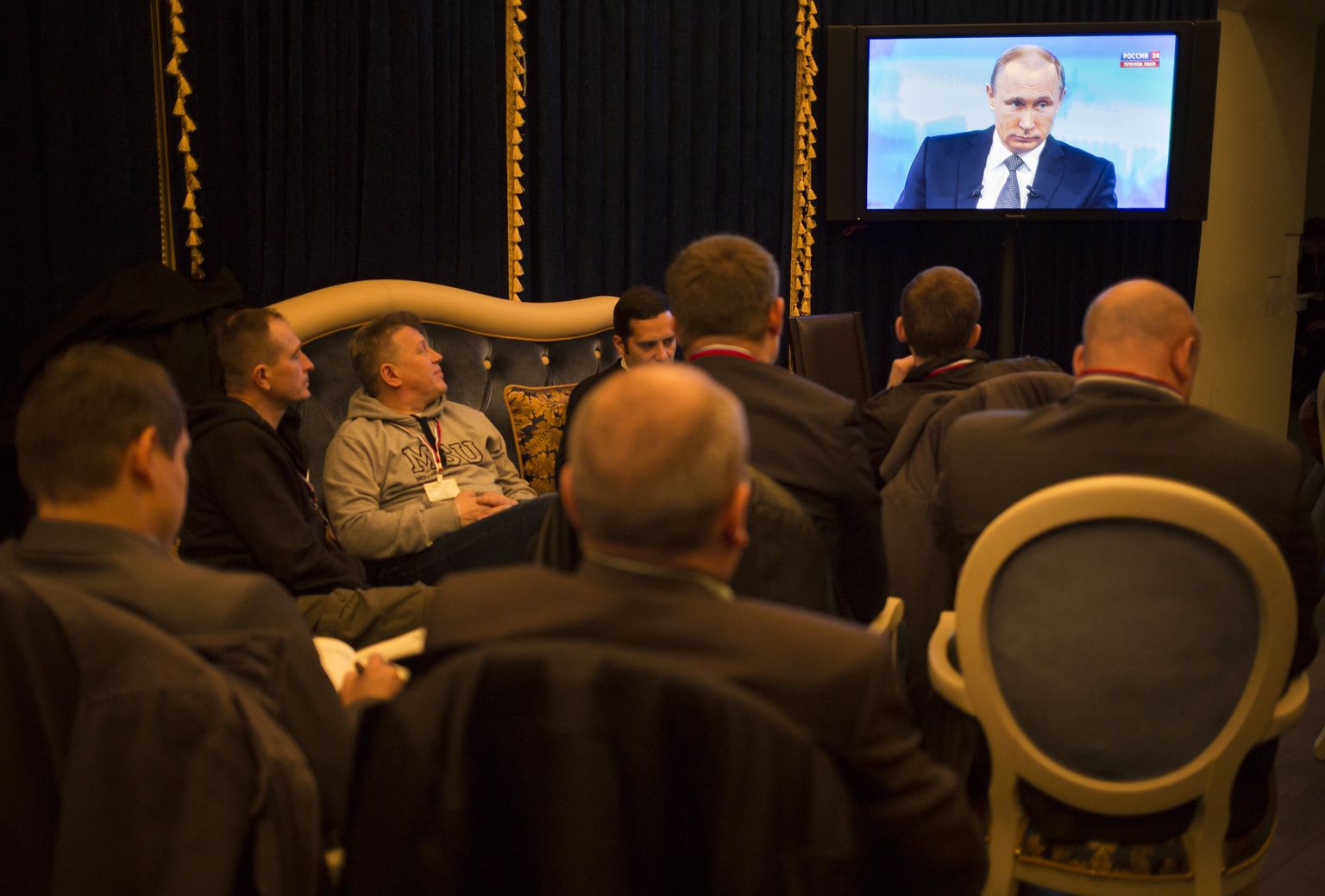Inimesed vaatamas Venemaa presidendi Vladimir Putini kõnet televiisorist