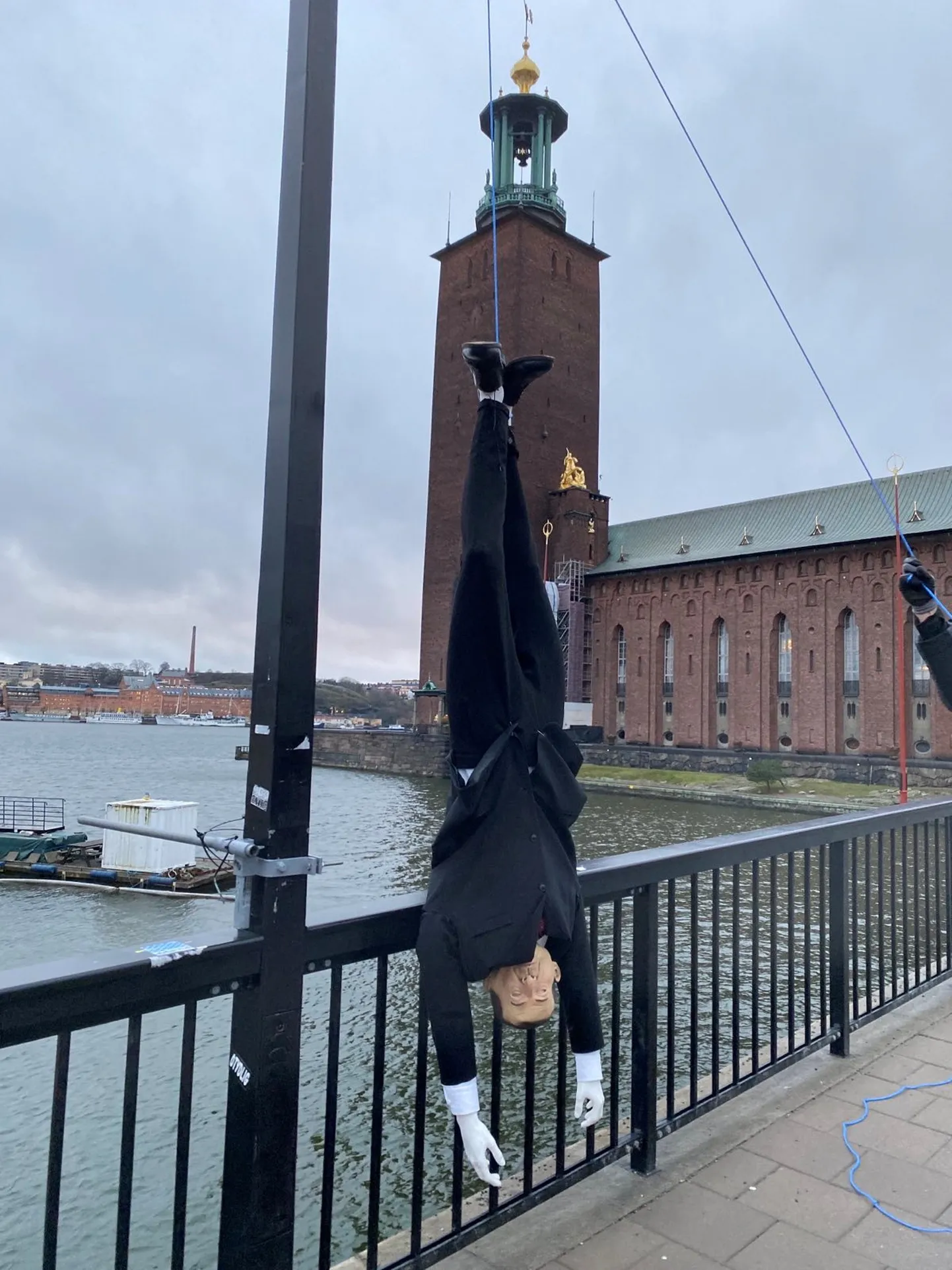 Türgi presidenti meenutav nukk riputati Stockholmi kesklinnas jalgupidi üles.