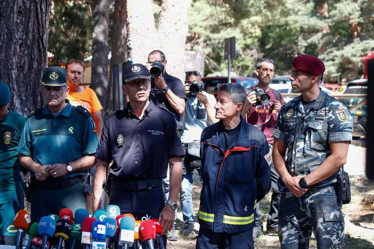 Hispaania tsiviilkaitse ja pääste esindajad pressikonverentsi andmas.