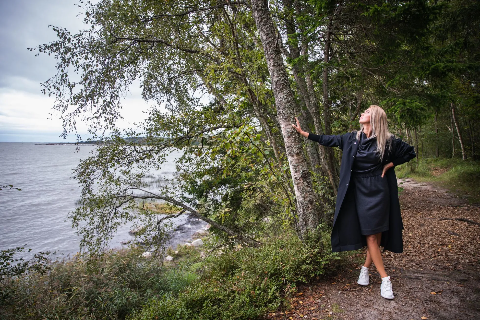 «Koroonaaeg tekitas väga palju võimalusi olla Eesti looduses,» ütleb Saskia Alusalu. «Nüüd olen esimest korda elanud loodusega kooskõlas: näen, kuidas mu toitumine muutub vastavalt aastaajale, ja sain aru – karu ka ju magab talvel! –, et talisport on täiesti õudne, nii vastunäidustatud inimese loomusele.» FOTO: