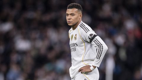 Staarjalgpalluril Kylian Mbappél on Prantsuse paremäärmuslastega kana kitkuda