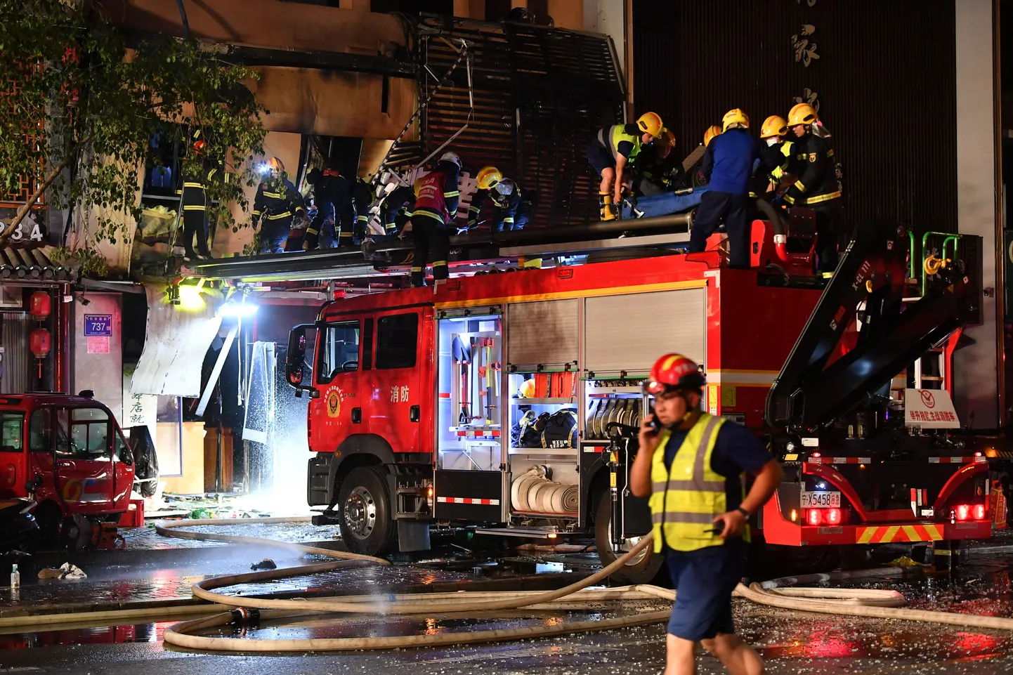 Tuletõrjujad kustutustöödel Yinchuani grillrestorani juures.