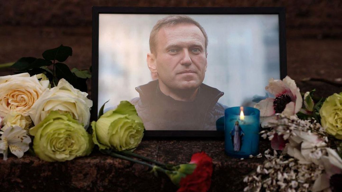 Портрет Навального на мемориале.