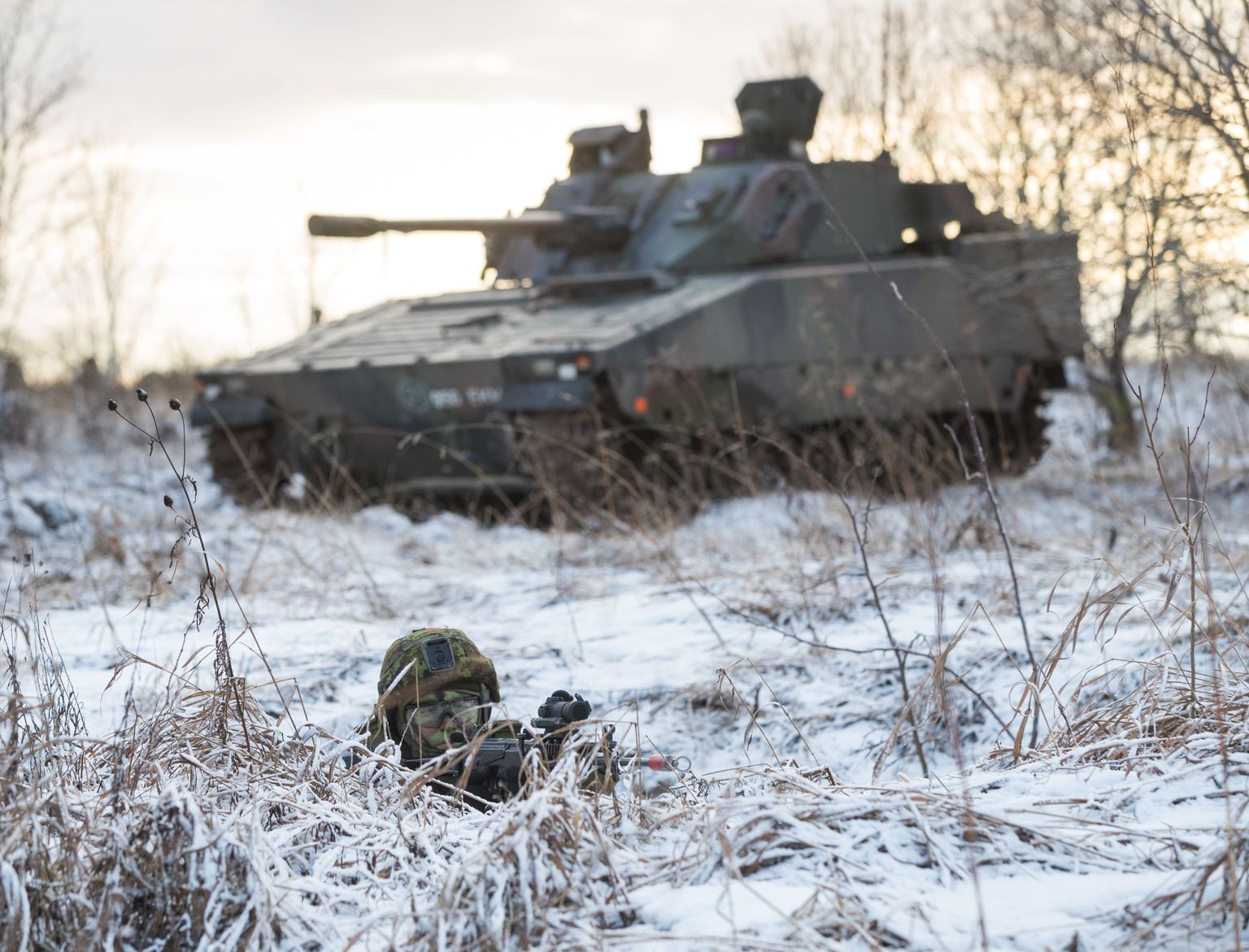 Ajateenijad harjutamas CV90 lahingumasinate ja Scoutspataljoni kaitseväelastega.
FOTO: MIHKEL MARIPUU/POSTIMEES