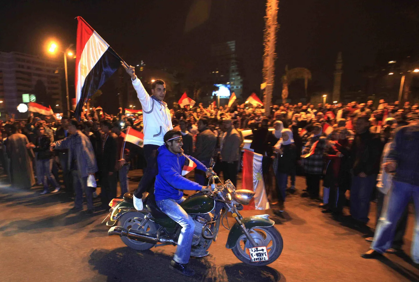 Египтяне празднуют уход Мубарака.