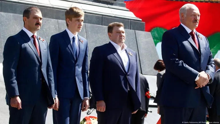 Трое сыновей Лукашенко: Виктор, Николай и Дмитрий. По слухам, со старшим - Виктором - у правителя конфликт, но он остается главным претендентом на власть