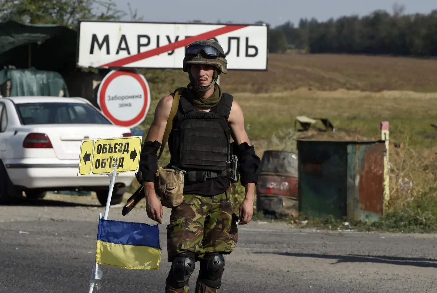 Военнослужащий украинской армии на границе Мариуполя.