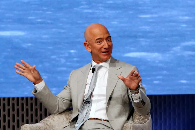 Jeff Bezos 19. juunil 2019 Massachusettsis Bostonis John Kennedy raamatukogus toimunud kosmoseteemalisel konverentsil, millega meenutati 50 aasta möödumist esimesest Kuul maandumisest ja kuukõnnist