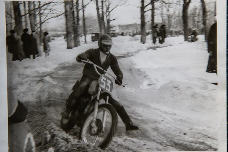 PILK AJALUKKU: Arvo Keerme kihutamas Jõhvi pargis 1976. aastal.