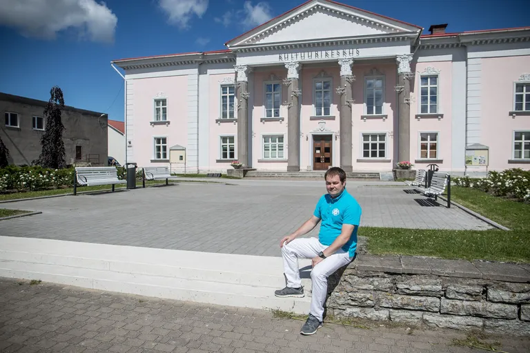 Kui praegused päästekopterid piloot Martin Noorsalu sõnul nii väiksel platsil maanduda ei saa, siis väiksem kiirabikopter võiks kriitilises seisundis inimese ka Keila kultuurimaja eest peale võtta. Foto Sander Ilvest