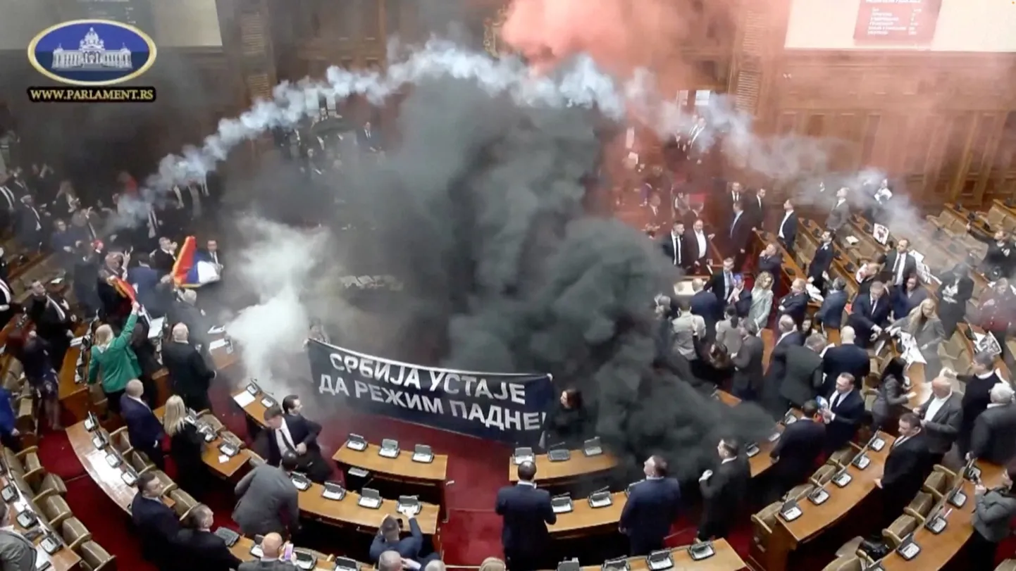 Serbia parlament pärast opositsiooni poolt suitsugranaatide, signaalrakettide ja pisargaasi käikulaskmist 4. märtsil 2025. aastal.