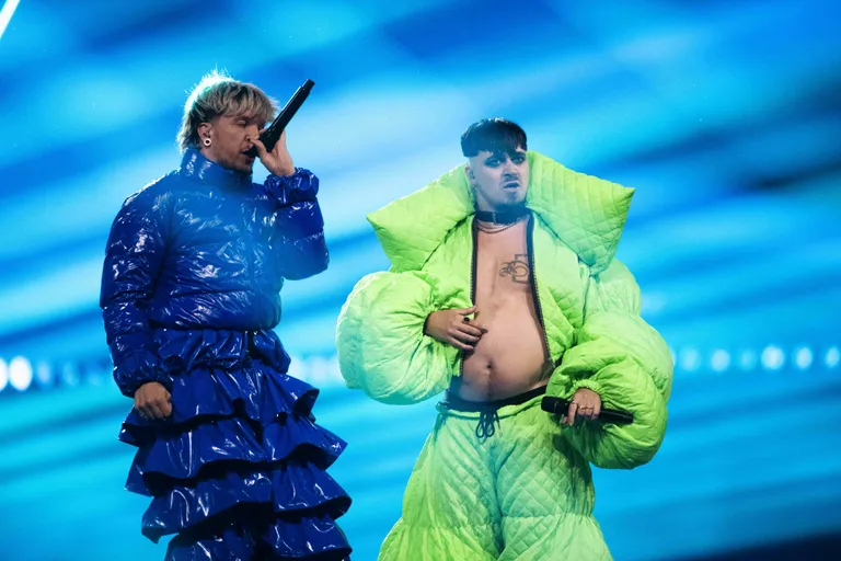 Baby Lasagna ja Käärjä Eurovisiooni lauluvõistluse finaalis.