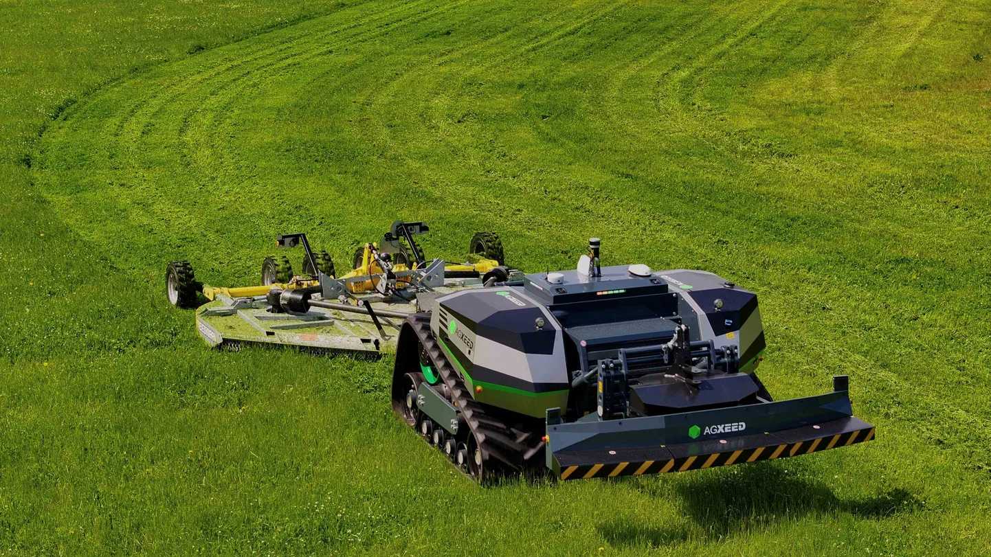 Autonoomne põllurobot haakeriistaga niitmas.