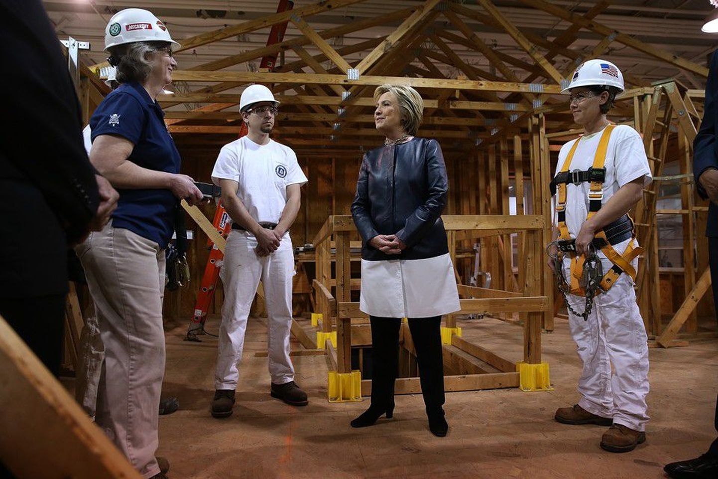 Hillary Clinton poseerib töörahva esindajatega.