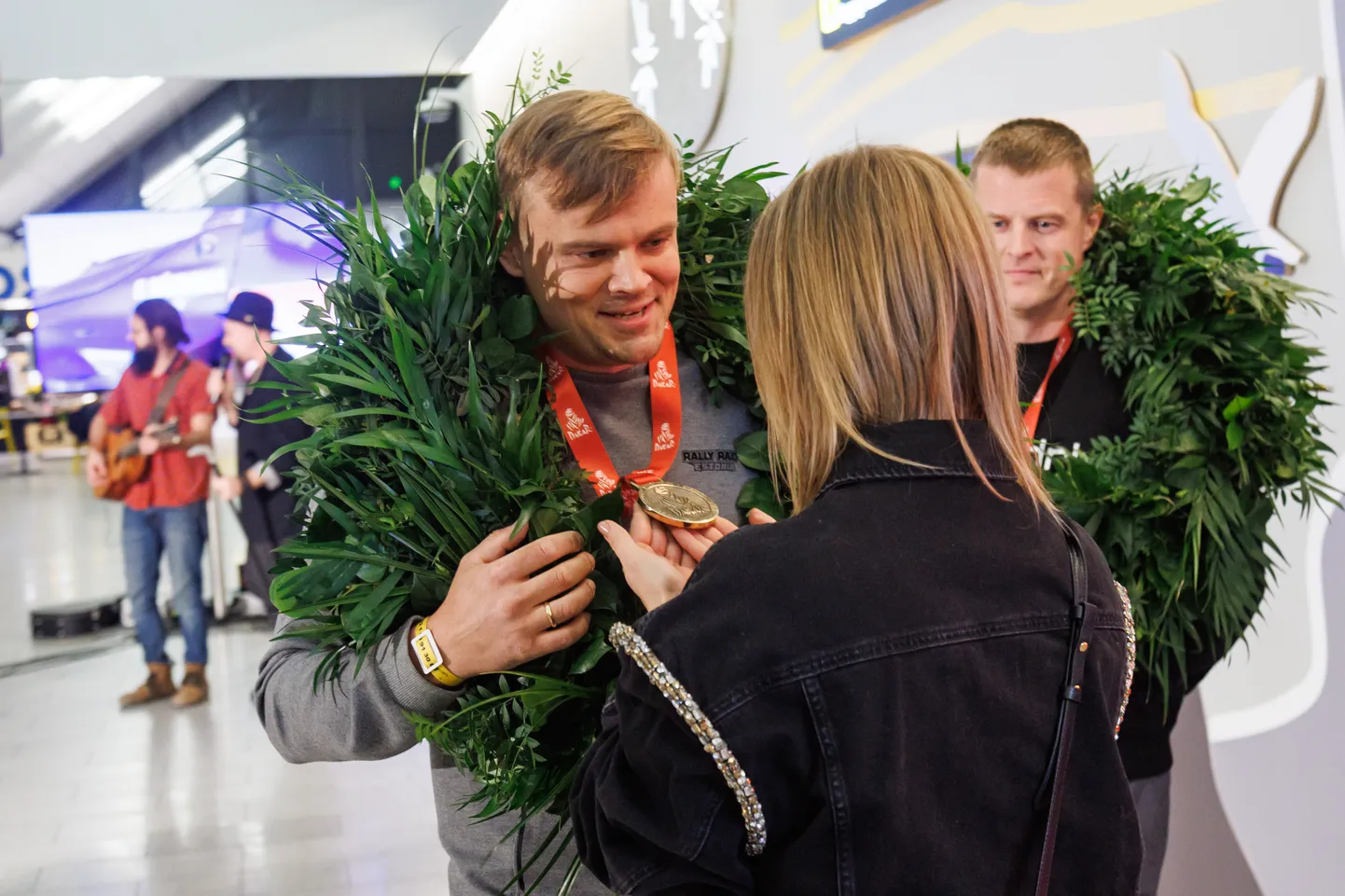 Dakari ralli autode klassis 13. kohaga lõpetanud Urvo Männamad (vasakul) ja Risto Lepikut tervitasid lennujaamas lähedased ja Eesti autospordijuhid.