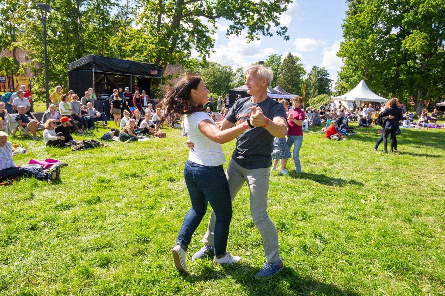 Viljandi lossimägedes korraldati pärimusmuusika festivali asemel "Pärimusa 2.0".  Paljude jaoks oli selles festivali algaastate vaimu ja jalakeerutamiseks jagus ruumi lahedalt.