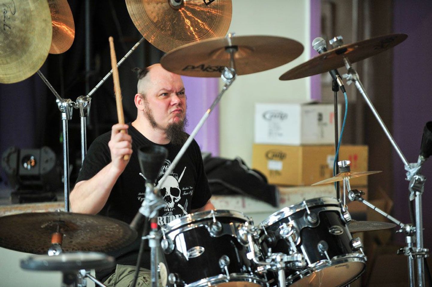 Peeter Jõgioja õpetab trummi baasrütme ja mõõdab löögikiirust.