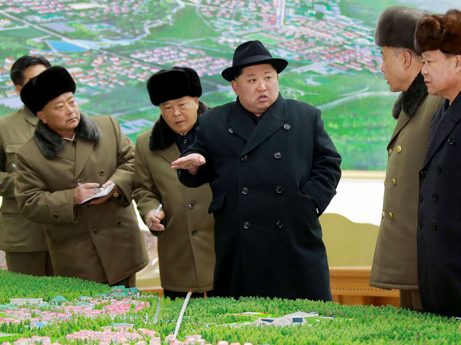 Kim Jong-un koos kindralitega Samjiyoni maakonda külastamas.