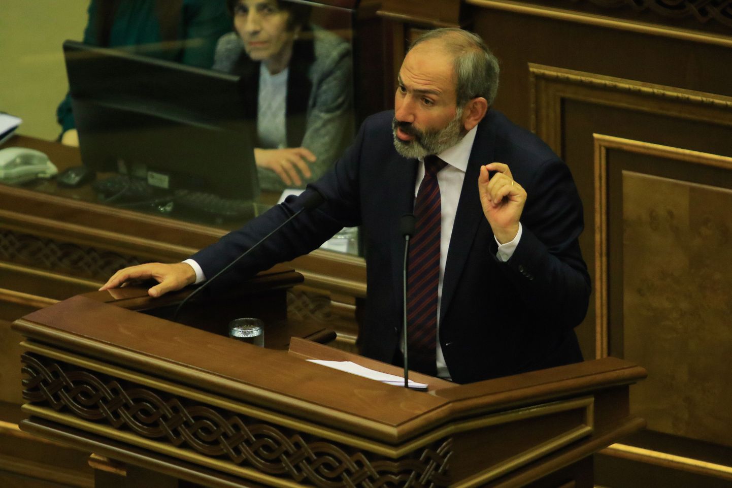 Nikol Pašinjan Armeenia parlamendi ees kõnet pidamas.