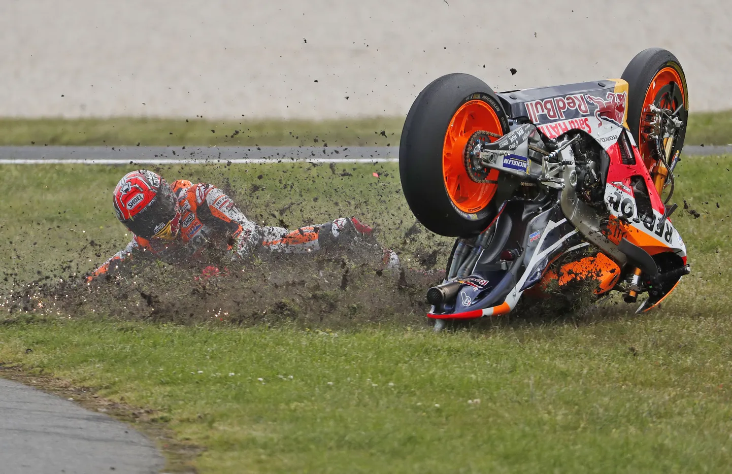 Värske maailmameister Marc Marquez maksis liigse riski võtmise eest kallist hinda.