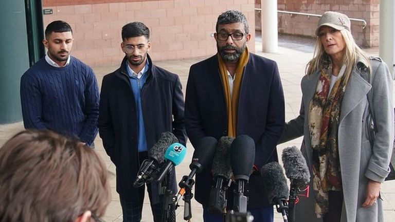 Мохаммед Рамзан (второй справа) рассказал в суде, как из-за обвинений Уильямс против его семьи началась ужасная травля
