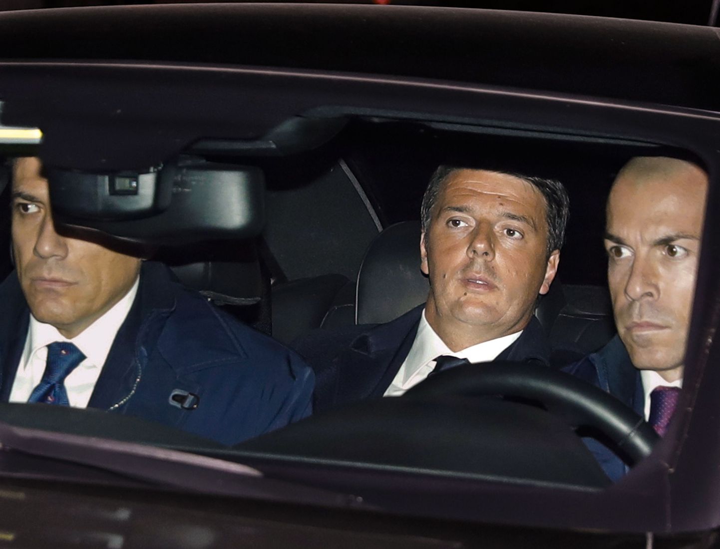 Itaalia endine peaminister Matteo eile õhtul saabumas Roomas presidendipalee juurde.
