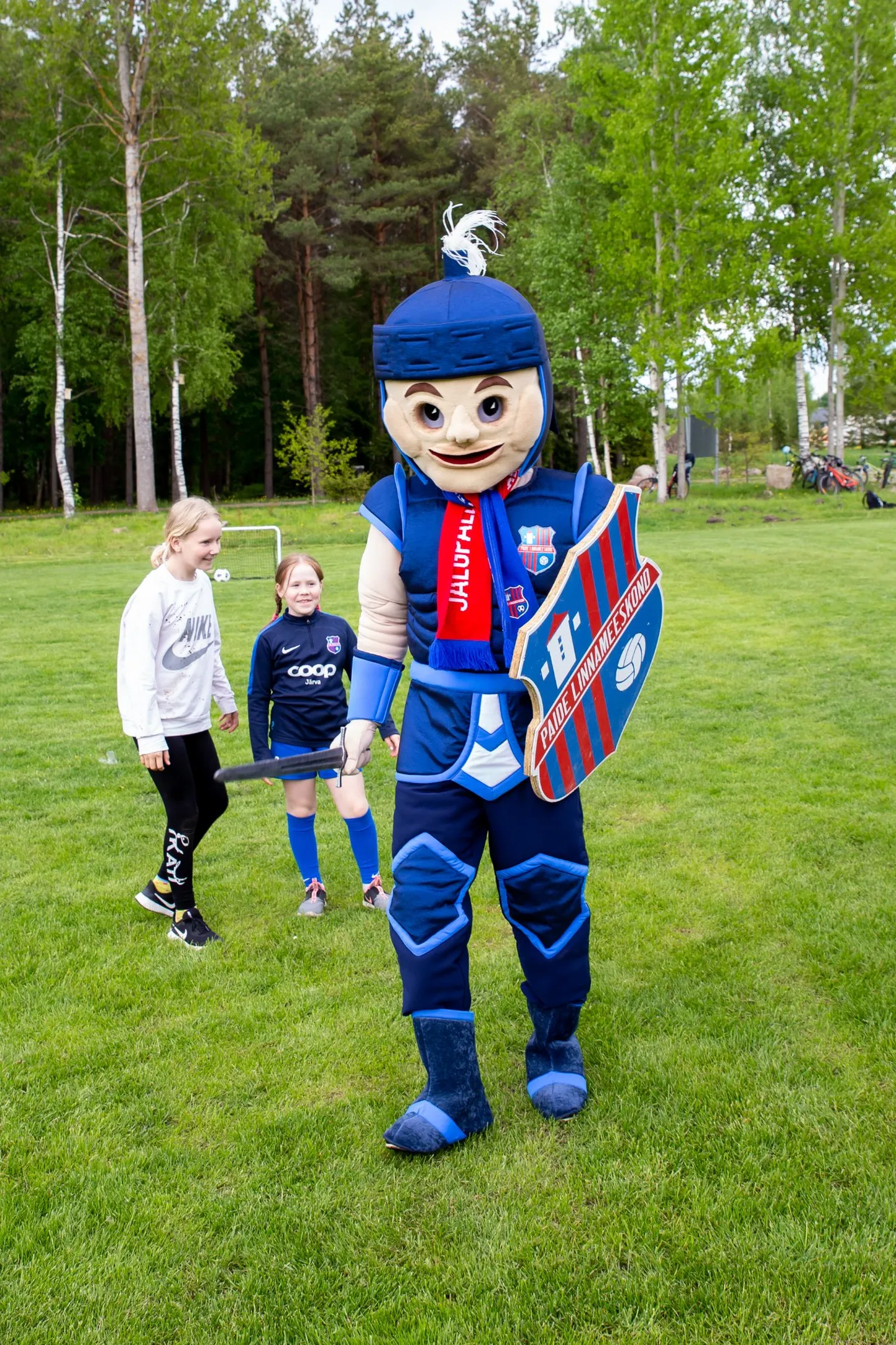 Paide Linnameeskonna maskott näitas end lastekaitsepäeval mitmes kohas ning sai lastega kiireti sõbraks.