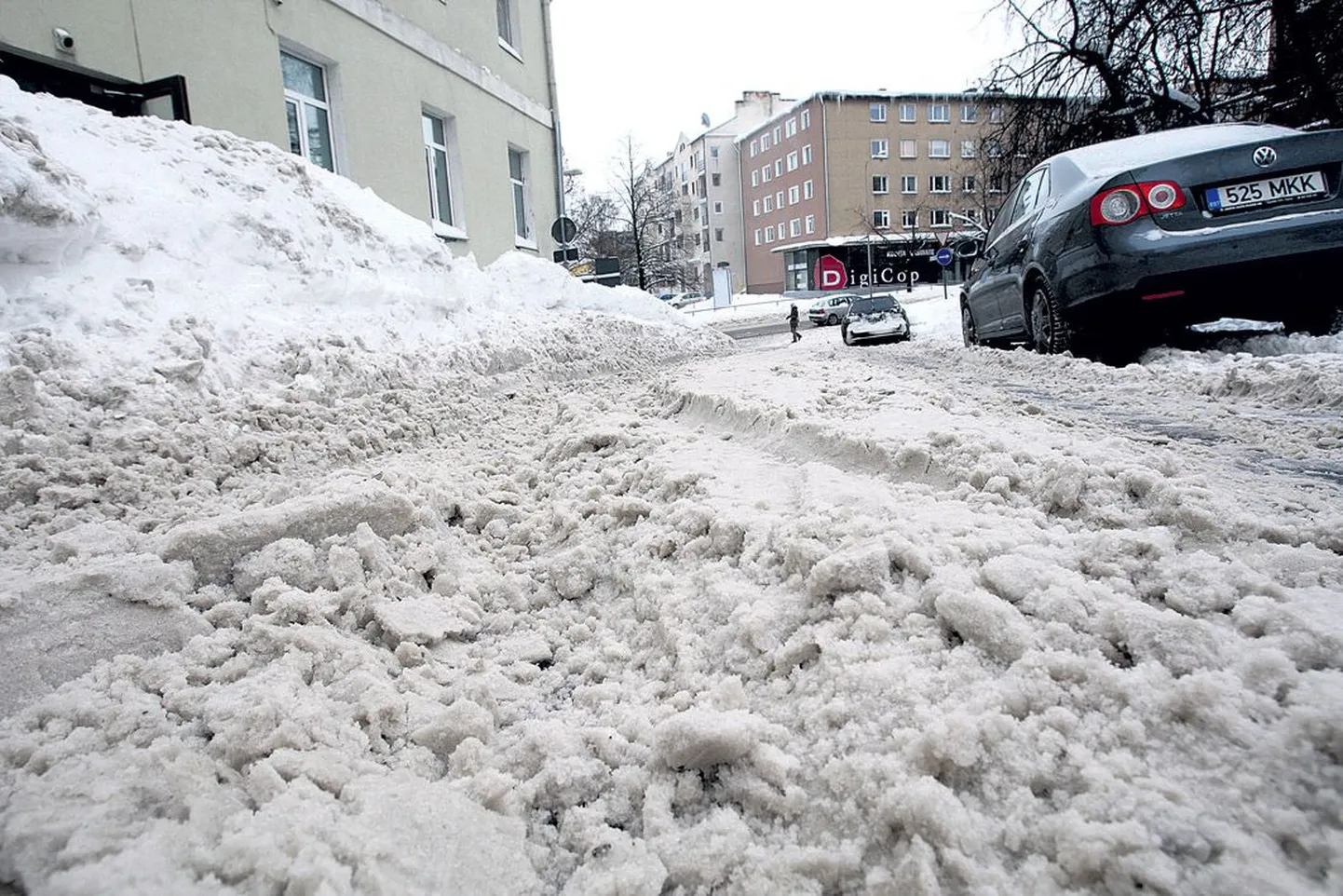 Struve tänava Riia tänava poolses otsas ulatus lumepuder eile hõõruma madalamate sõiduautode põhja.