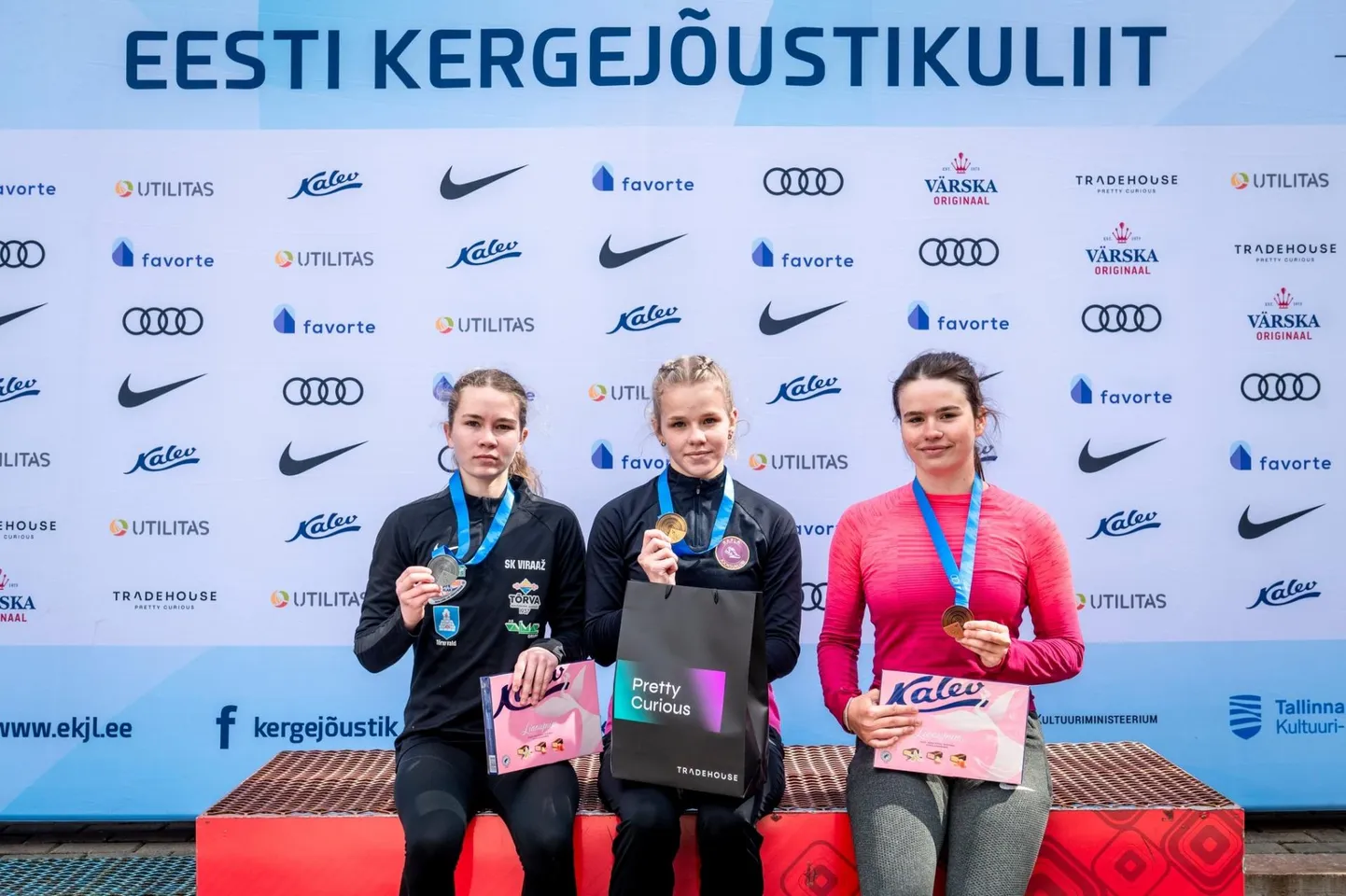 Karmel Jano (keskel) on naiste 1000 m jooksu Eesti selle hooaja edetabeliliider. Mai viimasel päeval Kohilas sai ta kirja 2.57,43.
