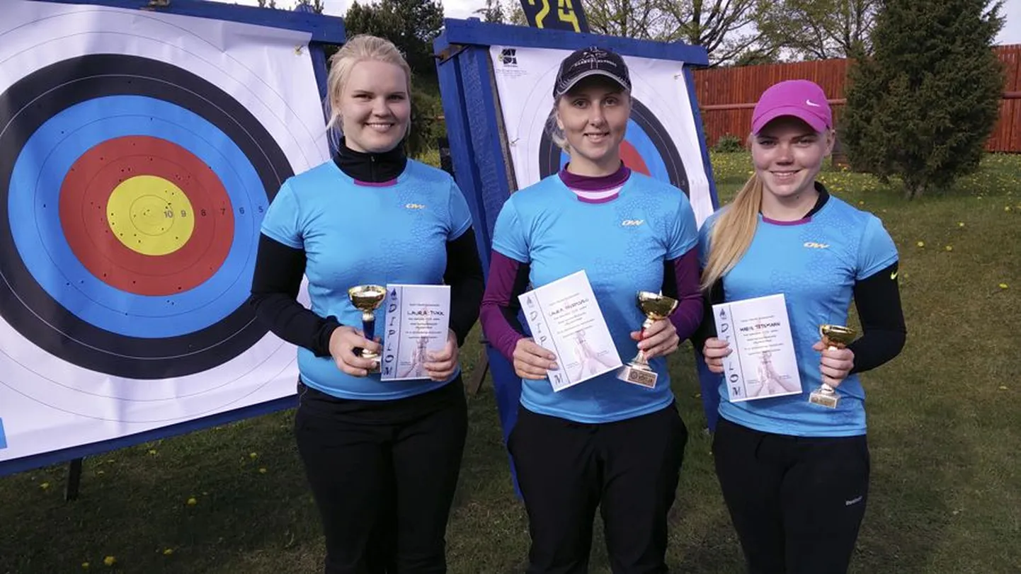 Viljandi vibulaskjad said pühapäeval Järvakandis peetud Eesti täiskasvanute karikavõistlustel kolmikvõidu. Vasakul on teise kohaga lõpetanud Laura Tukk, keskel karikavõitja Laura Nurmsalu ja paremal kolmanda koha saanud Maris Tetsmann, kes päev varem tuli sealsamas Eesti juunioride karikavõitjaks.